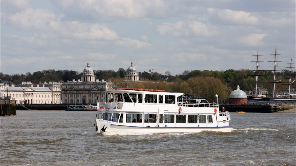 No Love for Johnnie : Johnnie and Pauline get off the boat on their way to the Cutty Sark