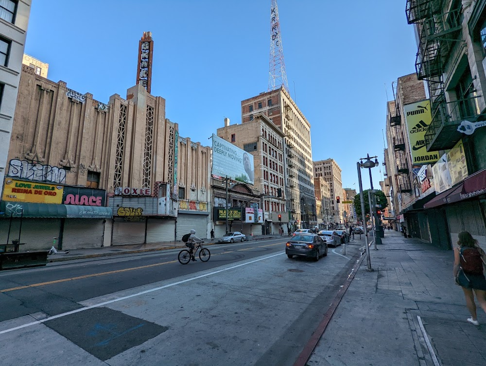 Fallen Angel : Establishing driving shots, passing location.