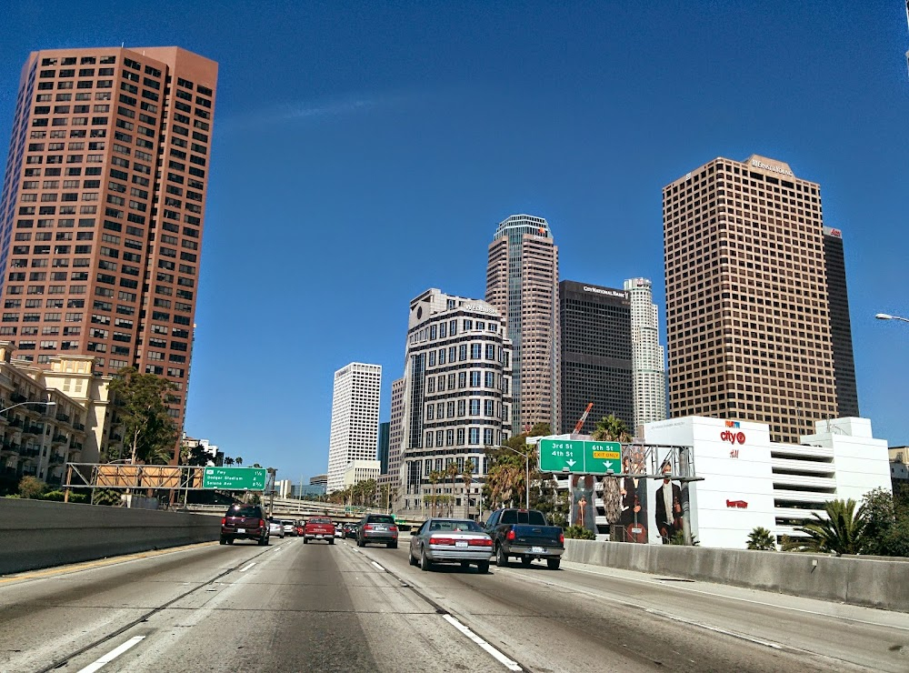 Police Story: The Freeway Killings : Exterior daytime shot. Woman's body is found on rooftop parking structure.