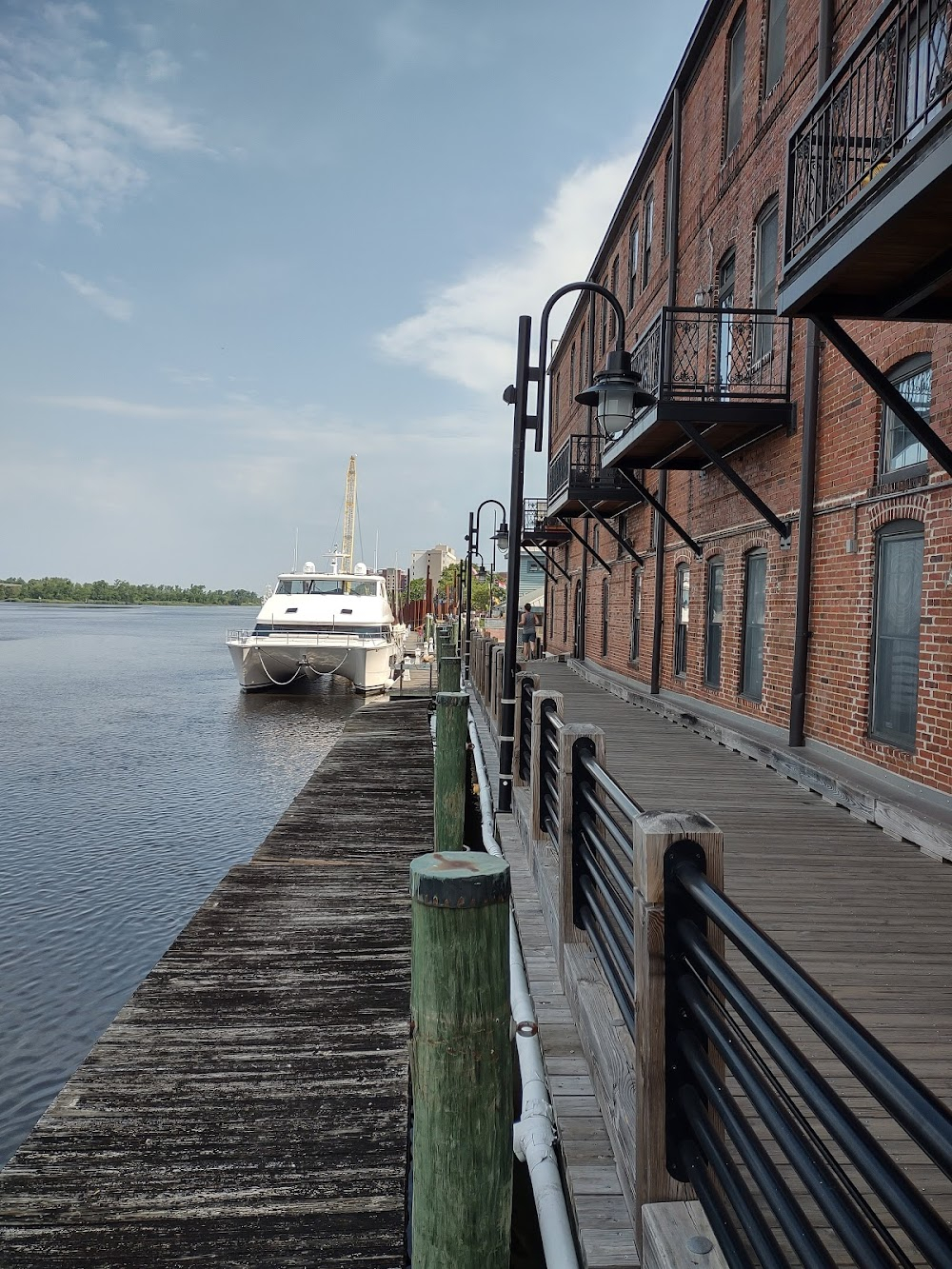 No Mercy : Mississippi River dock where Michel and Jillette make a watery escape from Losado's men