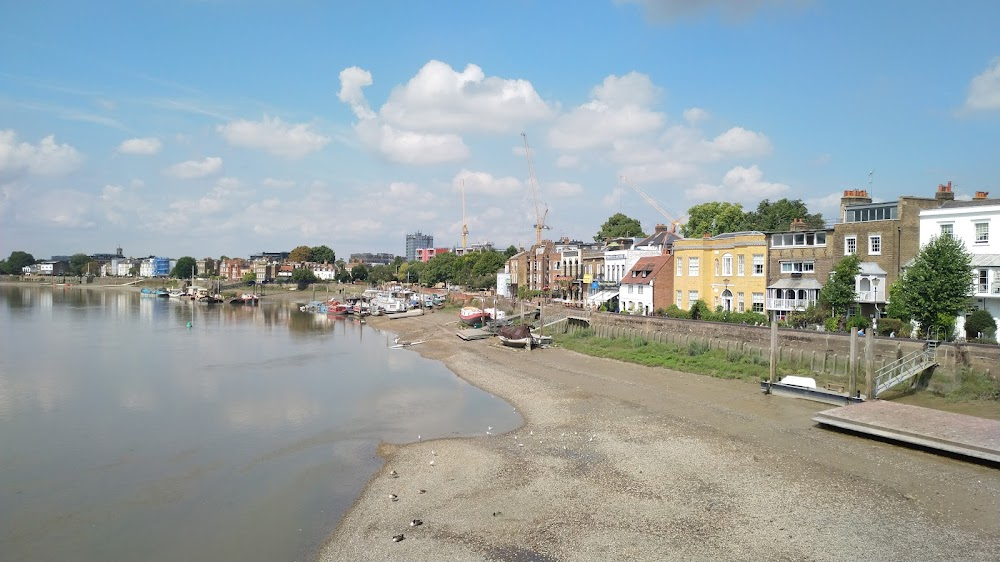 Love in Pawn : Hammersmith Bridge visible behind actors