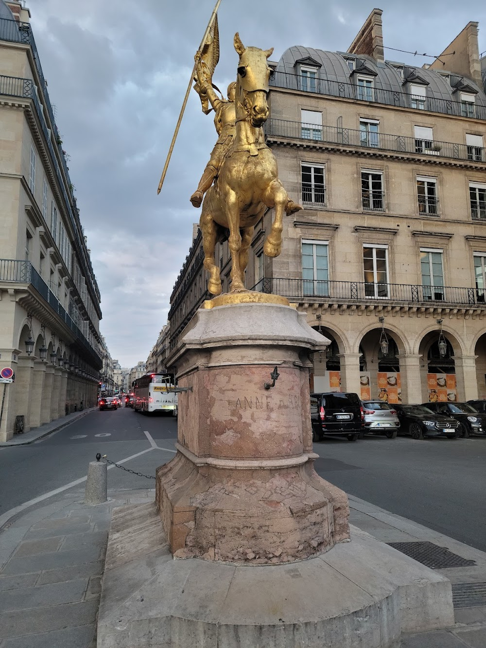 Le nouveau testament : Fernand in front of the second statue of Jeanne d'Arc