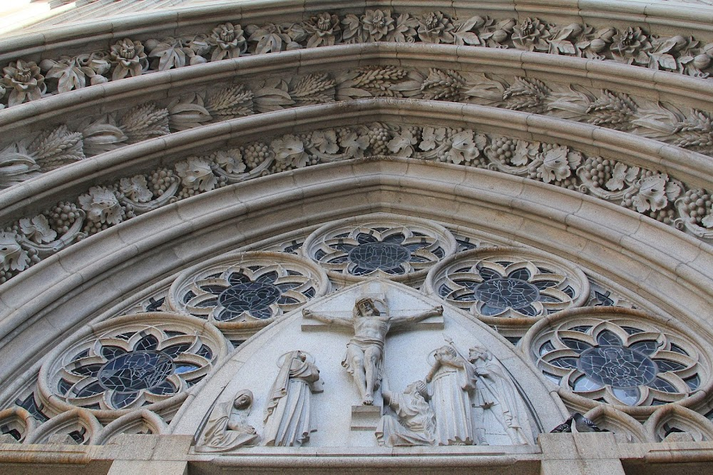 Noite na Taverna : Arthur and Johann duel in front of the cathedral.