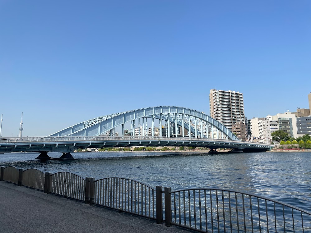 Nora inu : Detective Murakami tails Ogin across this bridge - with the Kiyosu Bridge in the background