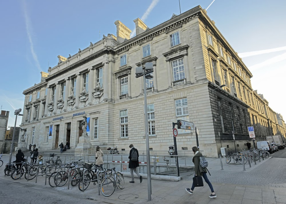 Nos frangins : Sorbonne University amphitheater scenes