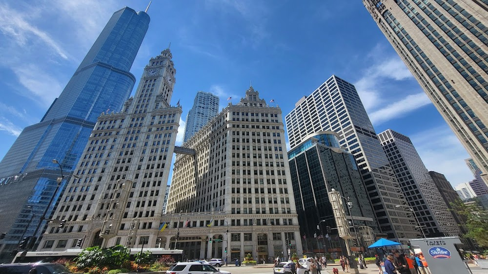 Chicago Syndicate : Man drops bundle of newspapers off to another man across from this location