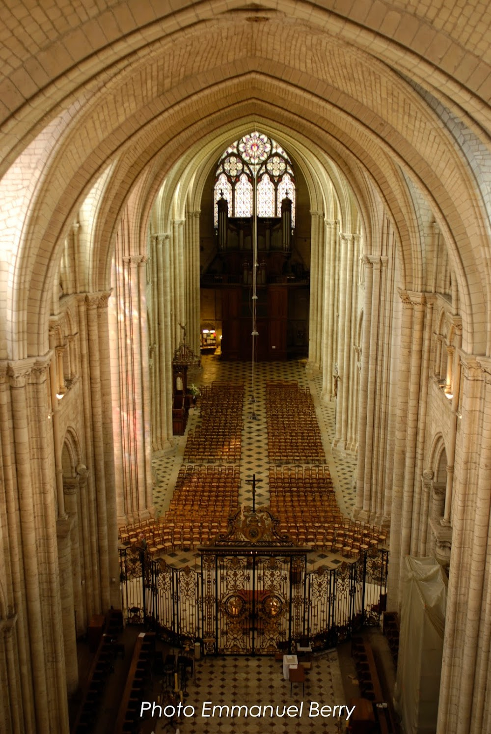 Notre-Dame brûle : most cathedral interiors, crowd evacuation, spiral staircase, roof framework