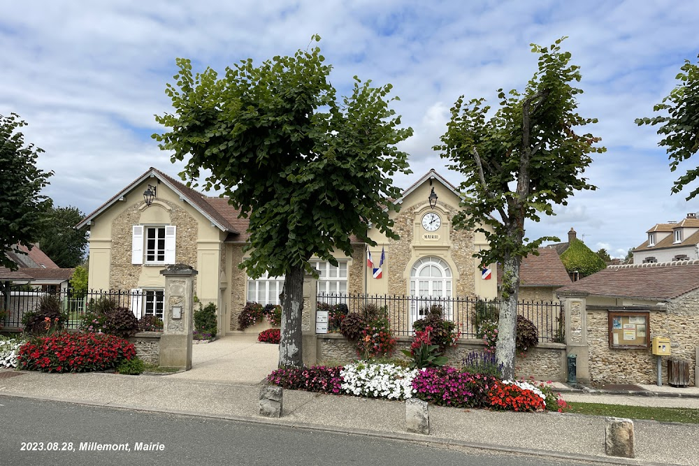 Nous irons tous au paradis : in front of the town hall: Daniel's failed wedding