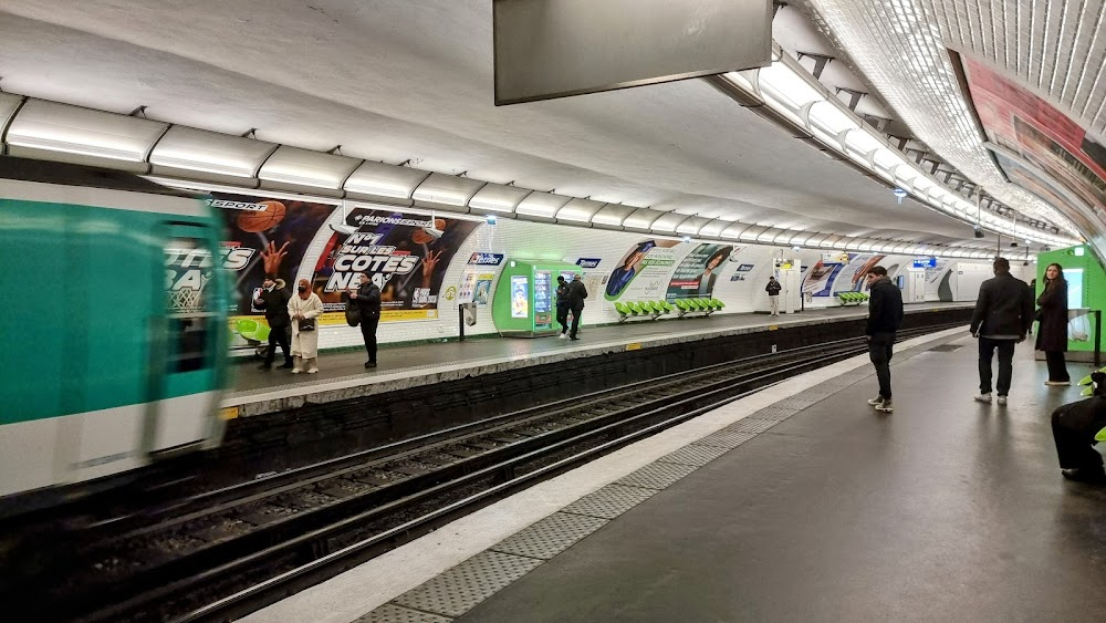 Nous irons tous au paradis : scene in the subway