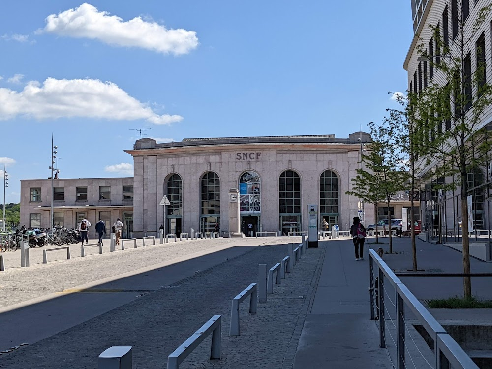 Nous ne vieillirons pas ensemble : train station