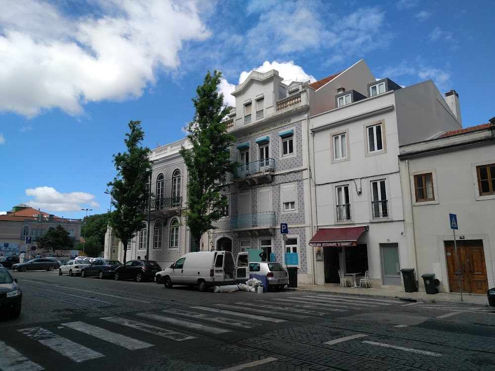 O Lugar do Morto : View of the main entrance to the headquarters ancient building, with a grilled wall and a pebbled yard, and scene at the round corridor and a detective's office.