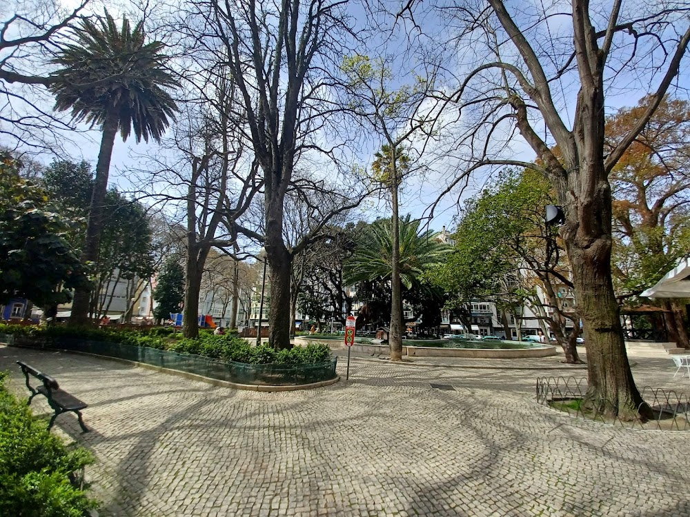 O Mal-Amado : View of the public garden, and close-up shot of the statue to Maria da Fonte by Costa Motta Sr., 1920.