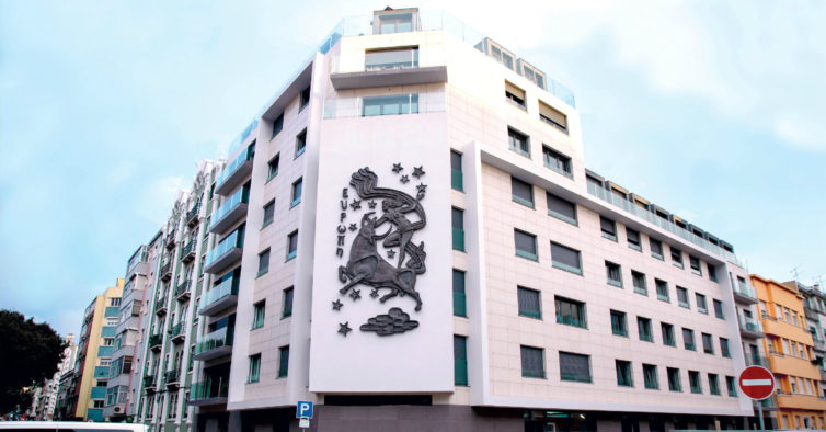 O Mal-Amado : After passing the building of Europa cinema, João finishes reading the book in front of a store with a closed-circuit television camera.