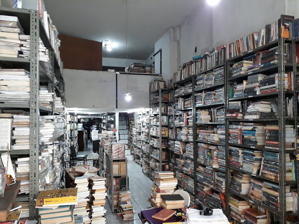 O Segredo dos Diamantes : used bookstore, inside scenes