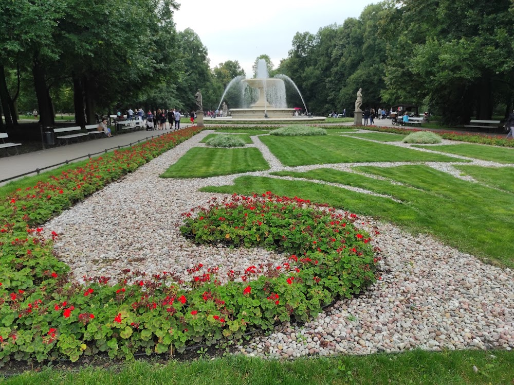 Dziewczeta z Nowolipek : garden with the fountain