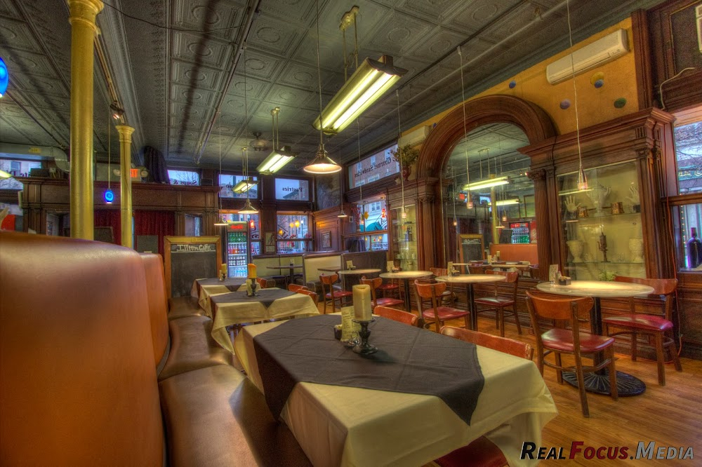 Off the Rails : Cafe scene