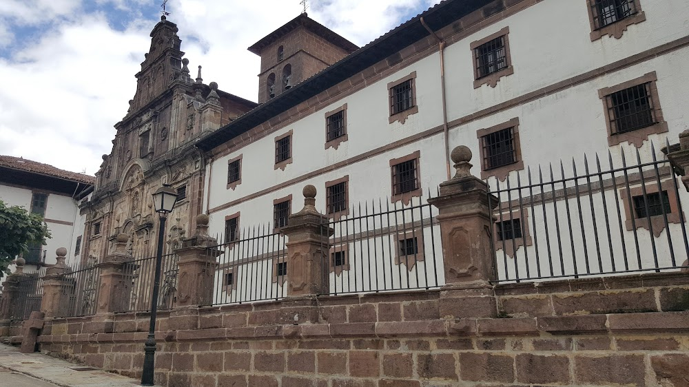 Ofrenda a la tormenta : church exteriors: Rosario's funeral