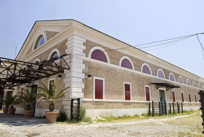 Omicidio per appuntamento : Old Slaughter House - No longer working. Now it holds art Galleries and Restaurants.