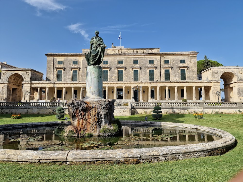 On a volé la cuisse de Jupiter : police headquarters exteriors