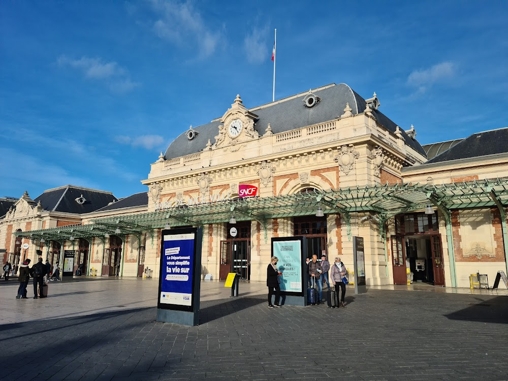 Les félins : train station