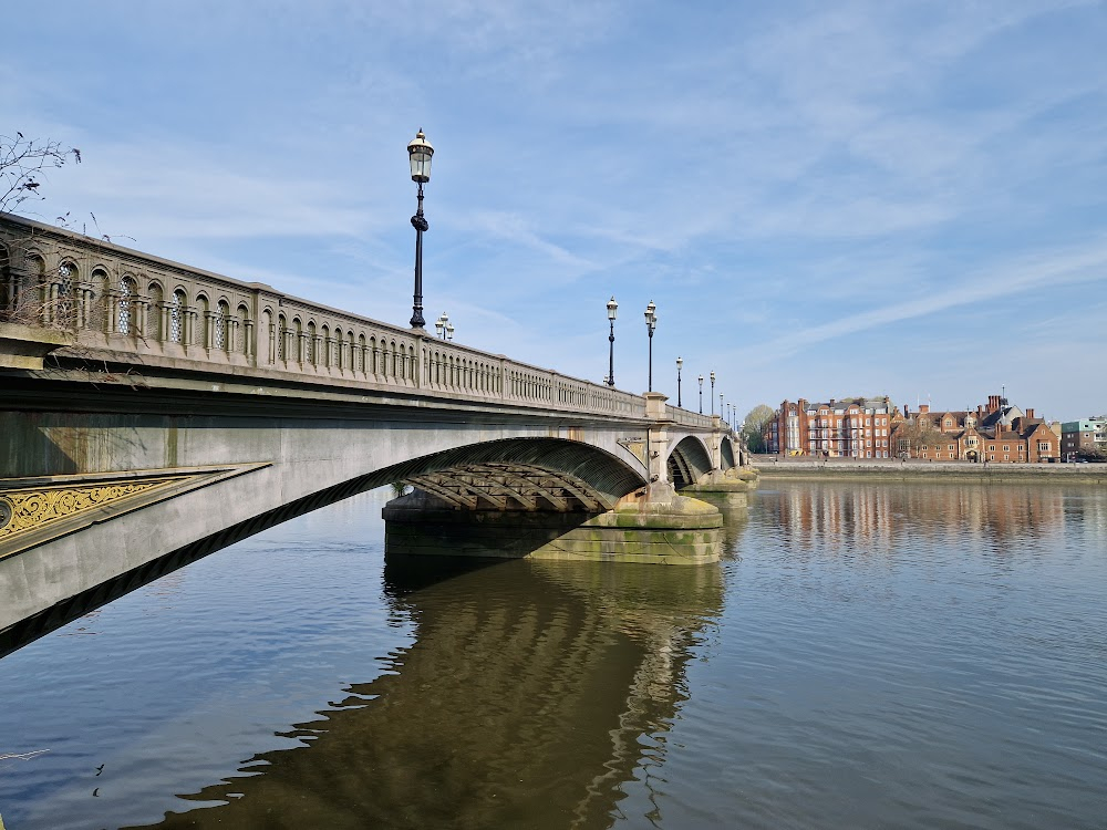 One + One : car wreck by the Thames