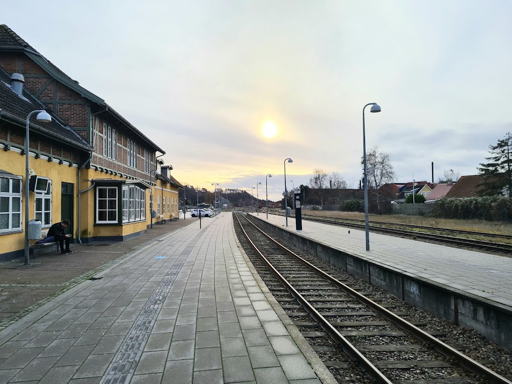 Op med lille Martha : train station