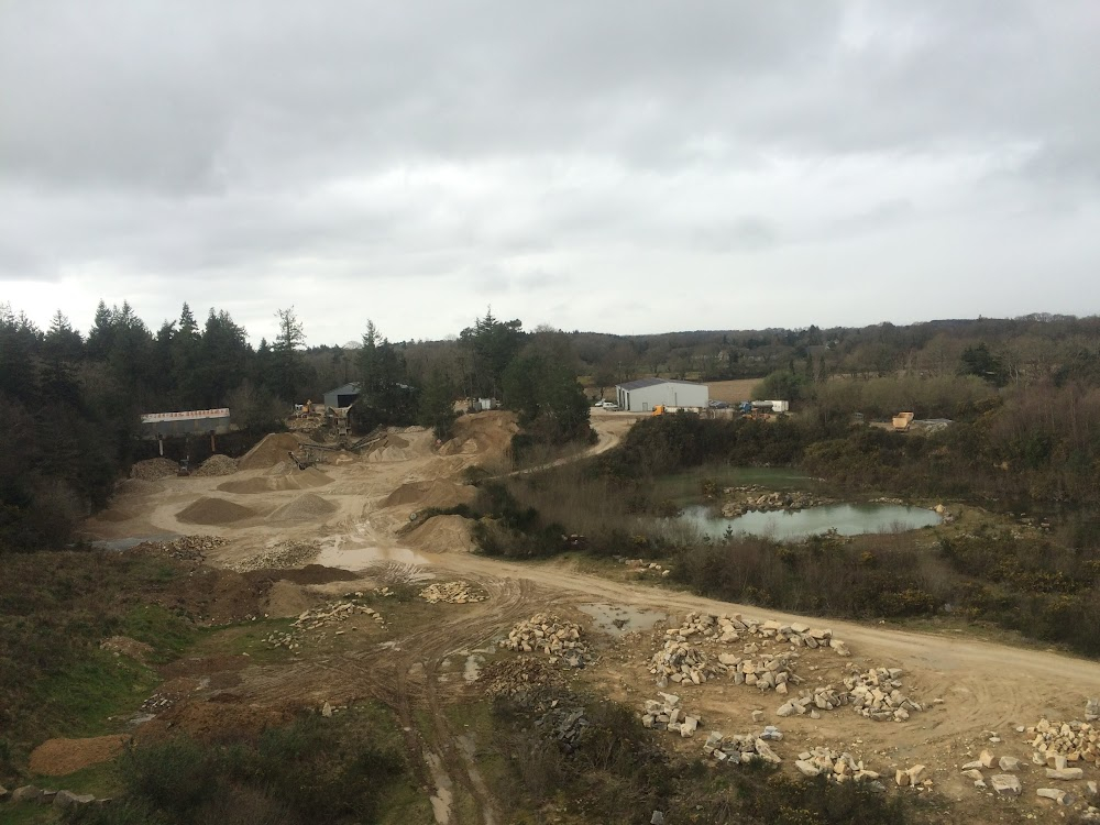 Ôtez-moi d'un doute : quarry where Erwan works as a deminer