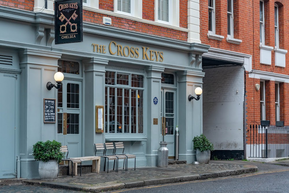 Otley : Cross Keys Pub: Rollo meets Otley and advises him to go to the police