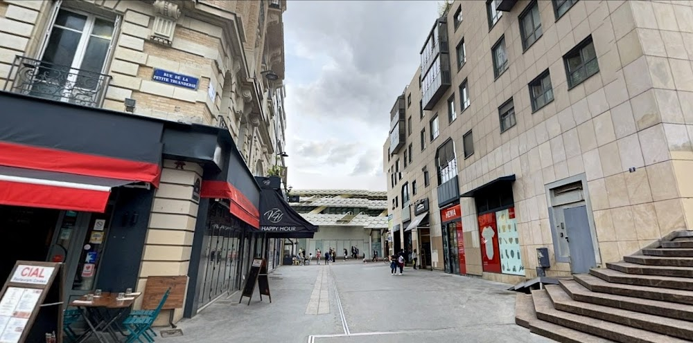 Out 1, noli me tangere : Colin reciting messages, arrives at Les Halles, demolished after 1970