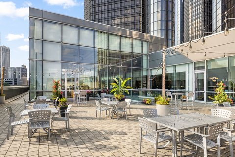 Out of Sight : revolving bar atop hotel