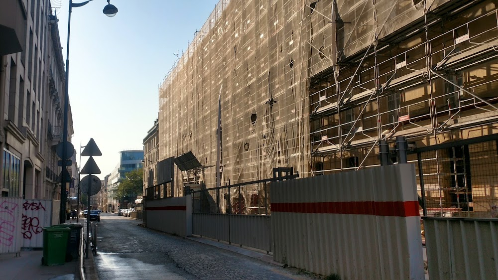 Oxalá : One scene takes place at a bistrot across the street from La Chope Normande.