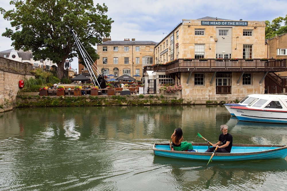 Oxford Blues : Pub overlooking river where Lionel watches Nick