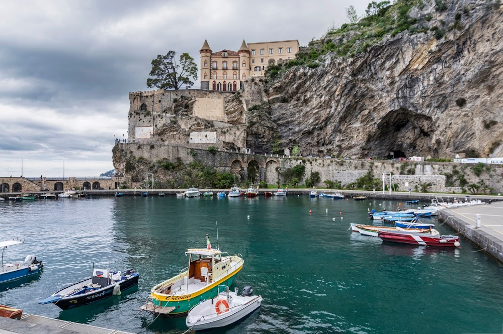 Mafia, una legge che non perdona : The port and scenes at the Hotel Pietra di Luna.