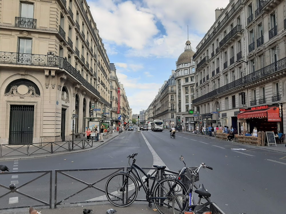 Viheltäjät : driving by Opéra Garnier