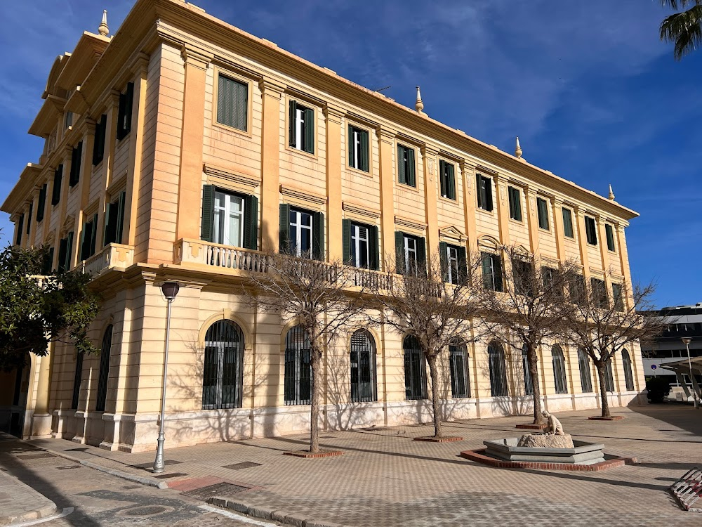 Par un beau matin d'été : Exterior police station