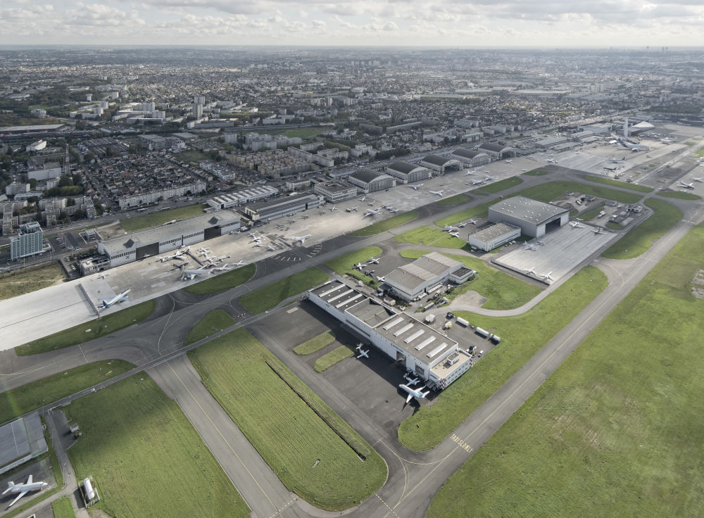 Paris qui dort : landing and takeoff of the airplane