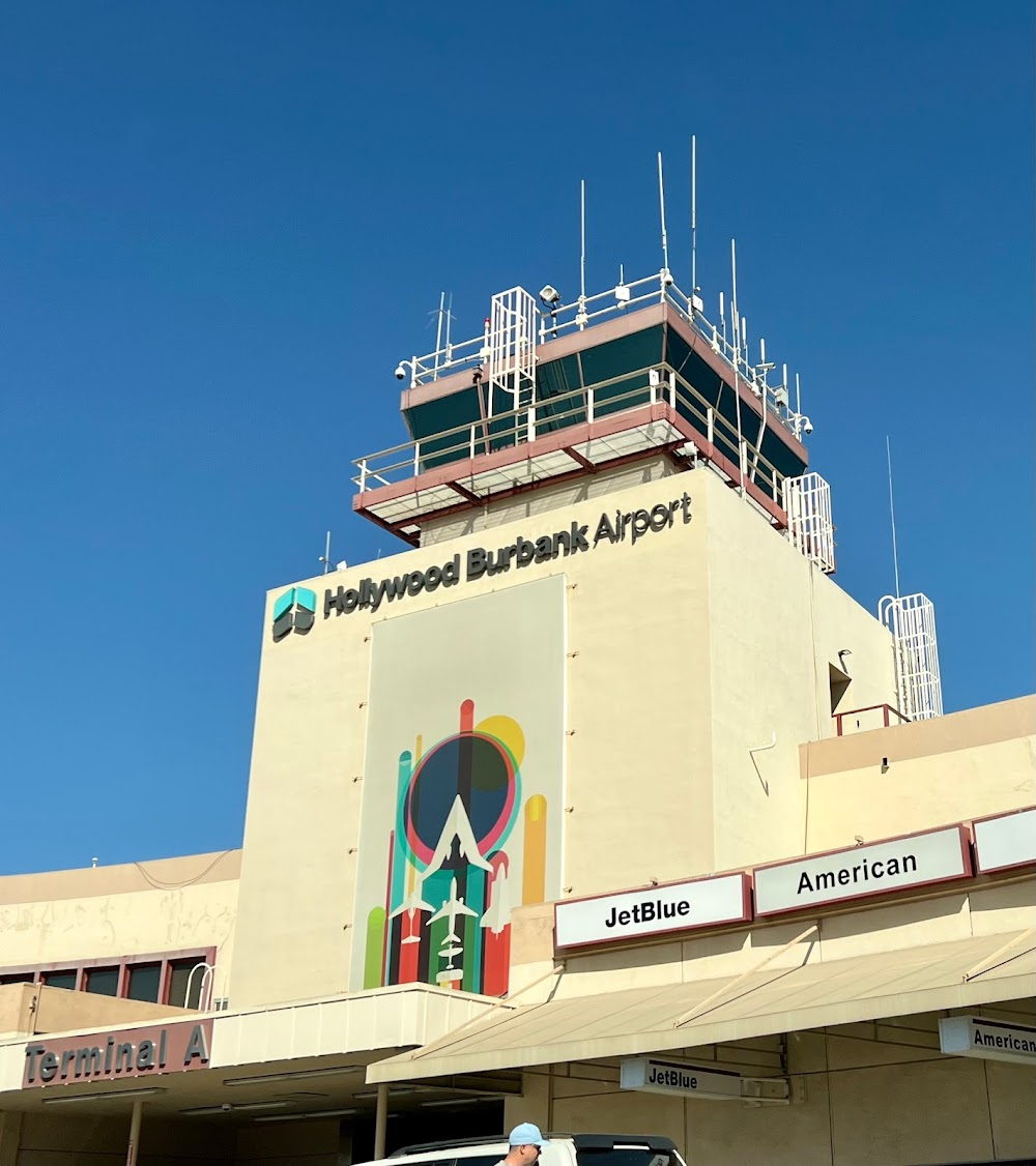 Traveling Saleslady : Pat and Claudette run through the terminal to catch a plane to Chicago - then known as Union Air Terminal