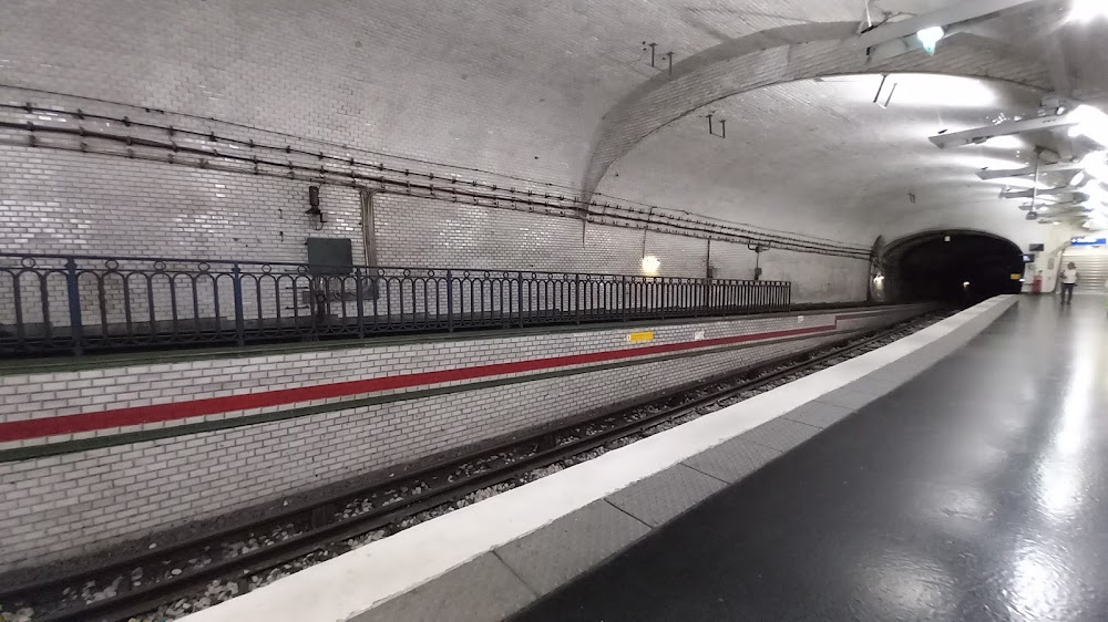 Pas de scandale : Gregoire waits for the Metro train