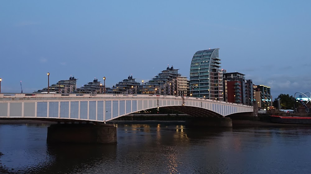 Performance : white Jaguar crossing the Thames