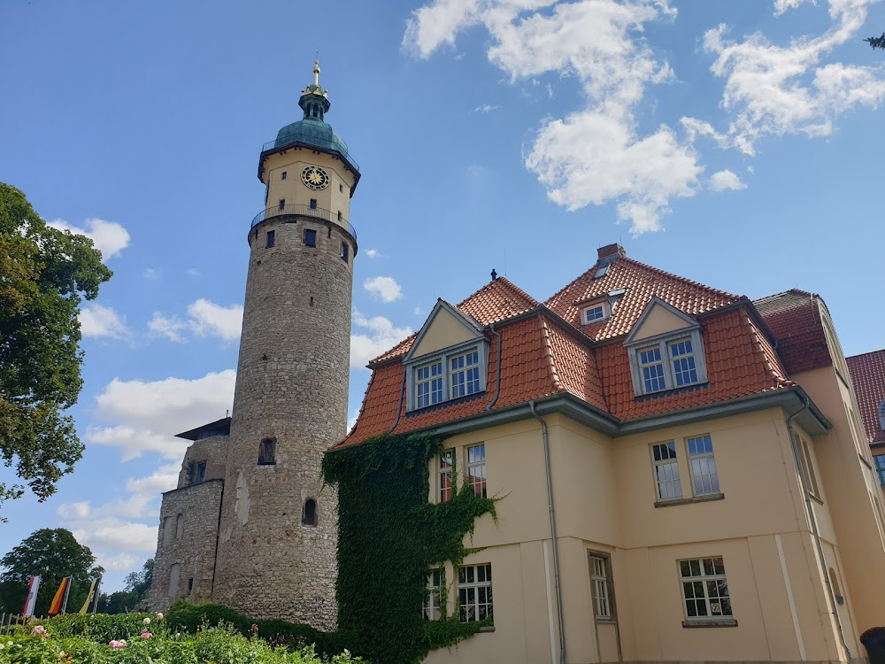 Auf der anderen Seite die Freiheit : The clothing store, The inn