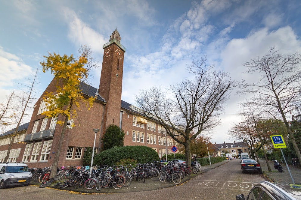 Het debuut : Scenes at an highschool room, and the outside.