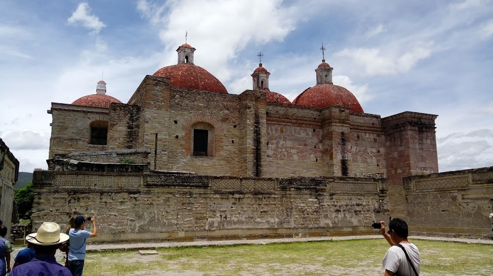 Centinelas del silencio : Sacred burial site. San Pablo Villa de Mitla, Patio of Mosaics, includes ancient frescoes, friezes, mozaics, and fretwork