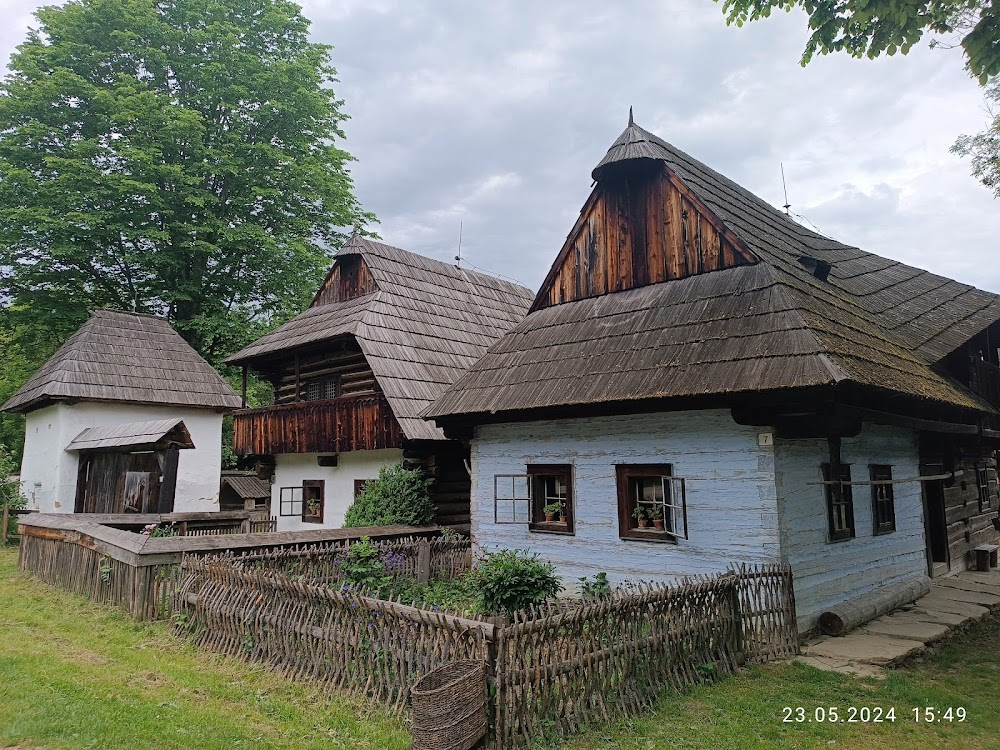 Pod vládou zeny aj na svitaní : on location