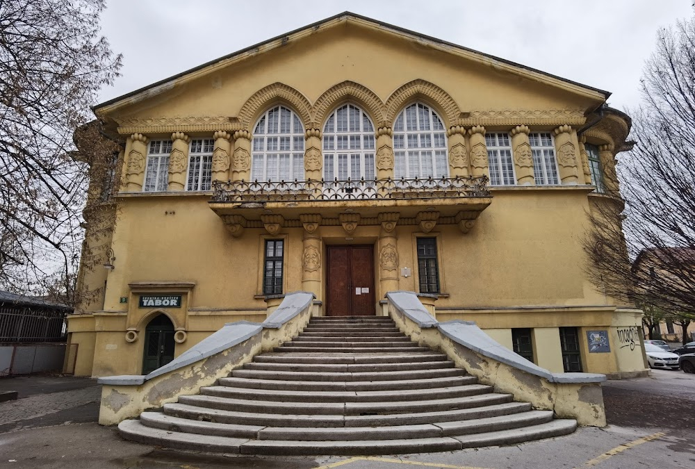 Poletje v skoljki 2 : dance school building, interion and exterior