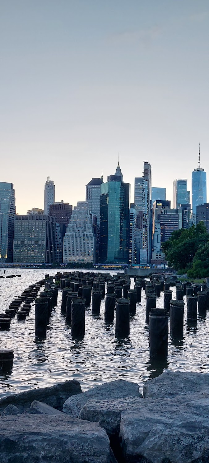 Port of New York : pier where the Narcotics agent have set a trap to frame Vicola and his gang