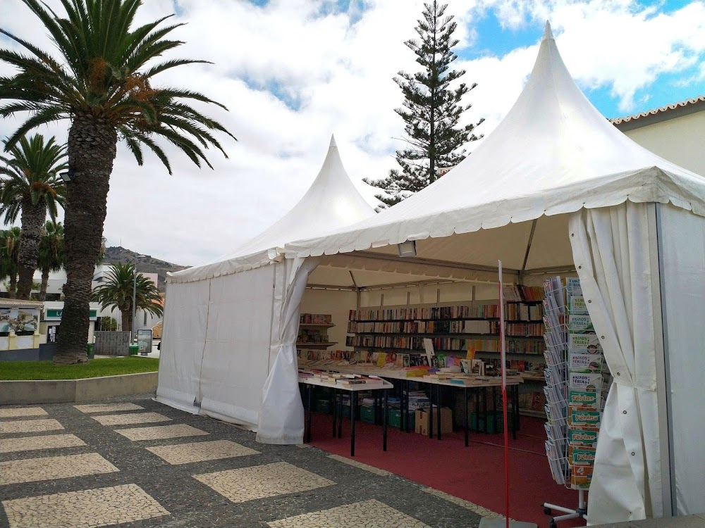 Porto Santo : Plaza and view of the bell tower of 15th century Nossa Senhora da Piedade Church