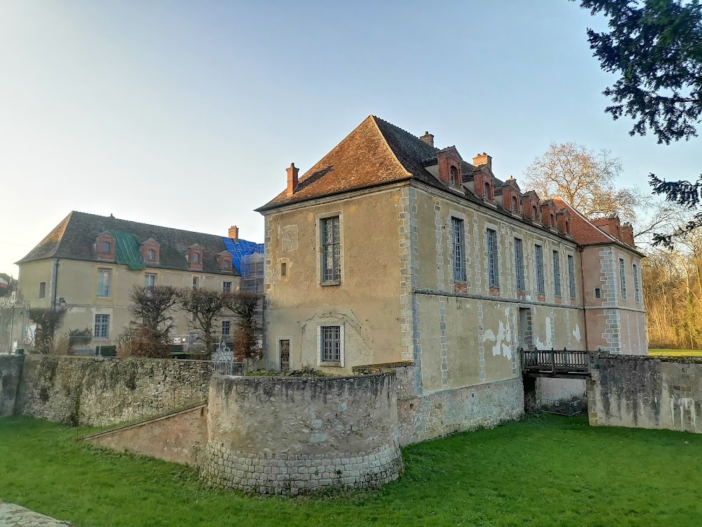 Portrait de la jeune fille en feu : interior and exterior scenes at the chateau