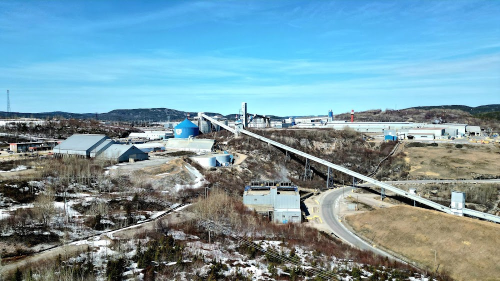 Pour vivre ici : Monique walks past the aluminum factory