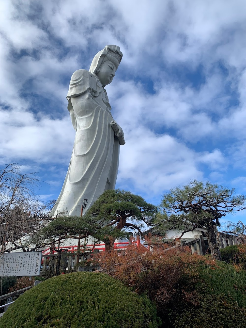 Qing qian la mian cha : The mother, Mei Lian, visits the statue of Kannon