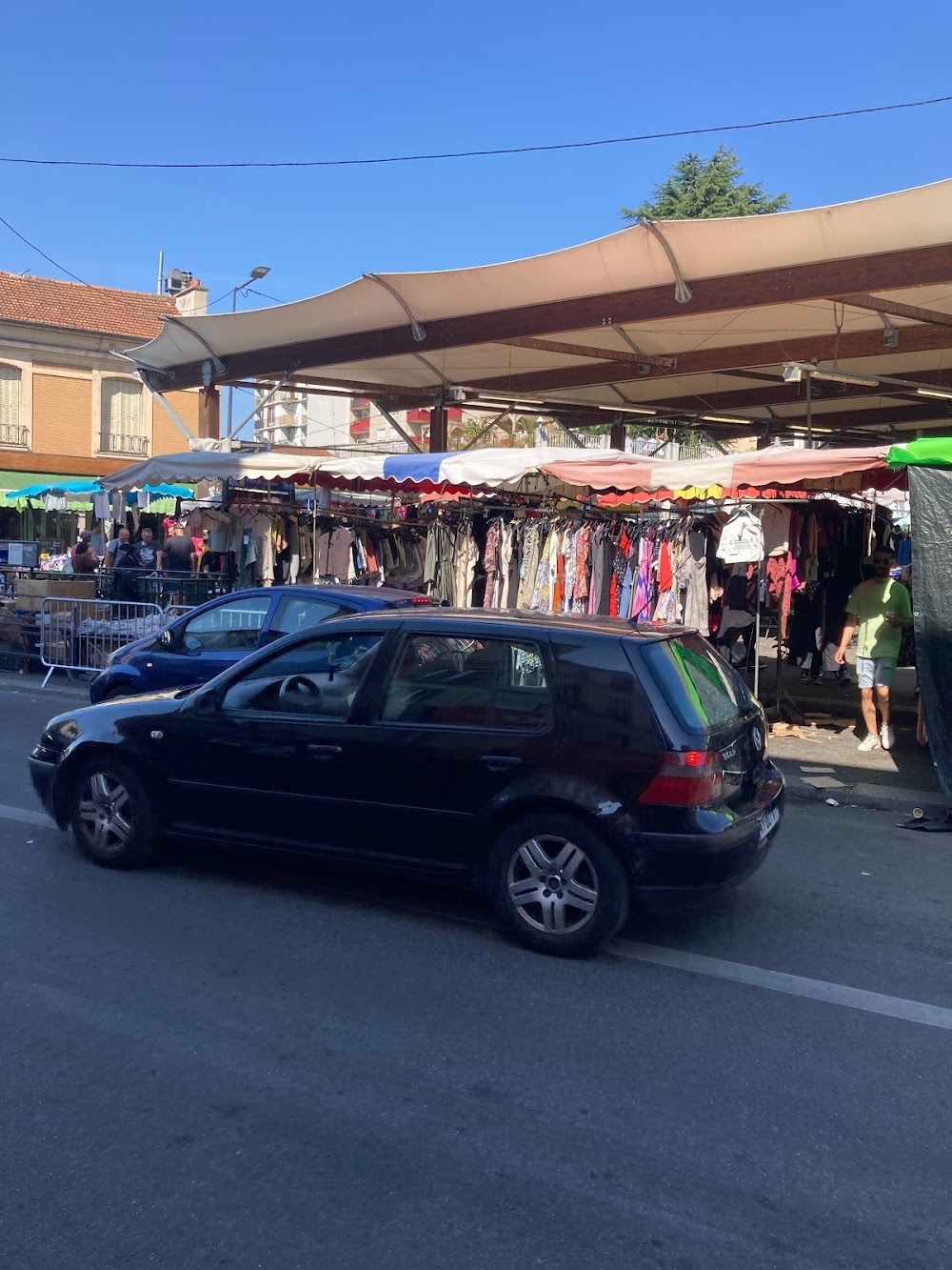 Queen of Montreuil : at the market Agathe comes across the woman who stole her wedding dress